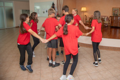 The residents at the Schloss Kahlsperg senior citizens' residence in Hallein watched spellbound as the children performed "Kolo", a popular South Slavic round dance. 