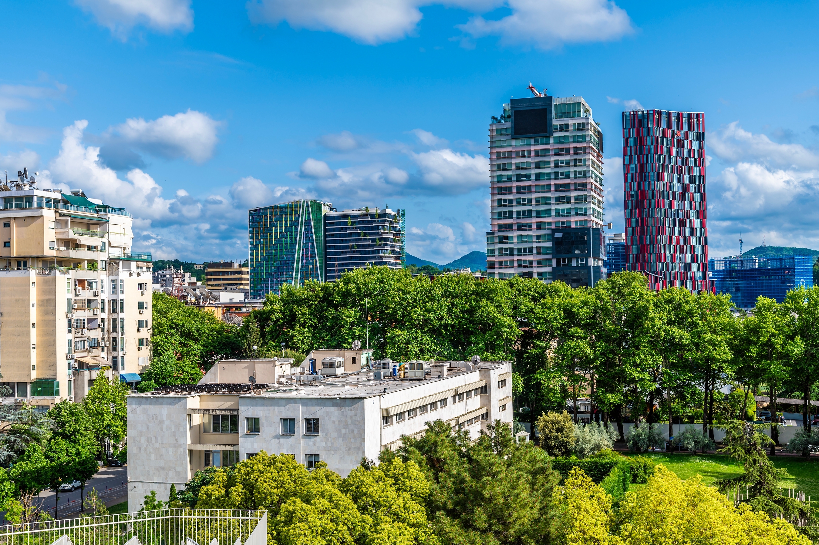 Ein Blick von der Pyramide von Tirana über das Zentrum von Tirana, Albanien