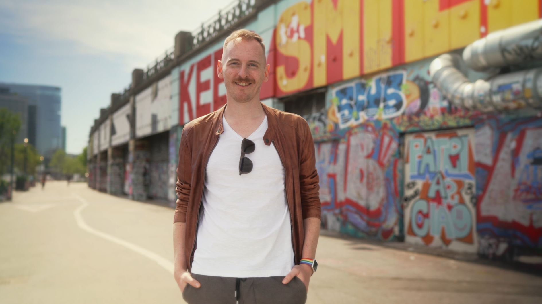 Mitarbeitende unterschiedlicher Herkunft und Identität, die Vielfalt und Diversity am Arbeitsplatz repräsentieren.