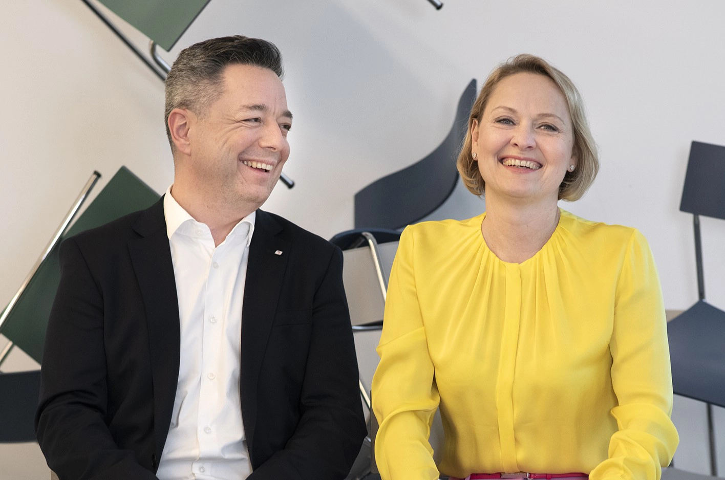 Gabor Lehel (CIO) und Liane Hirner (CFO) are sitting next to each other