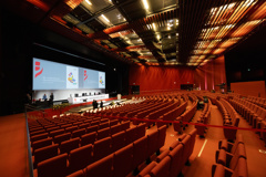 VIG HV 2026 Halle F: Blick seitlich links nach vorne auf das Podium