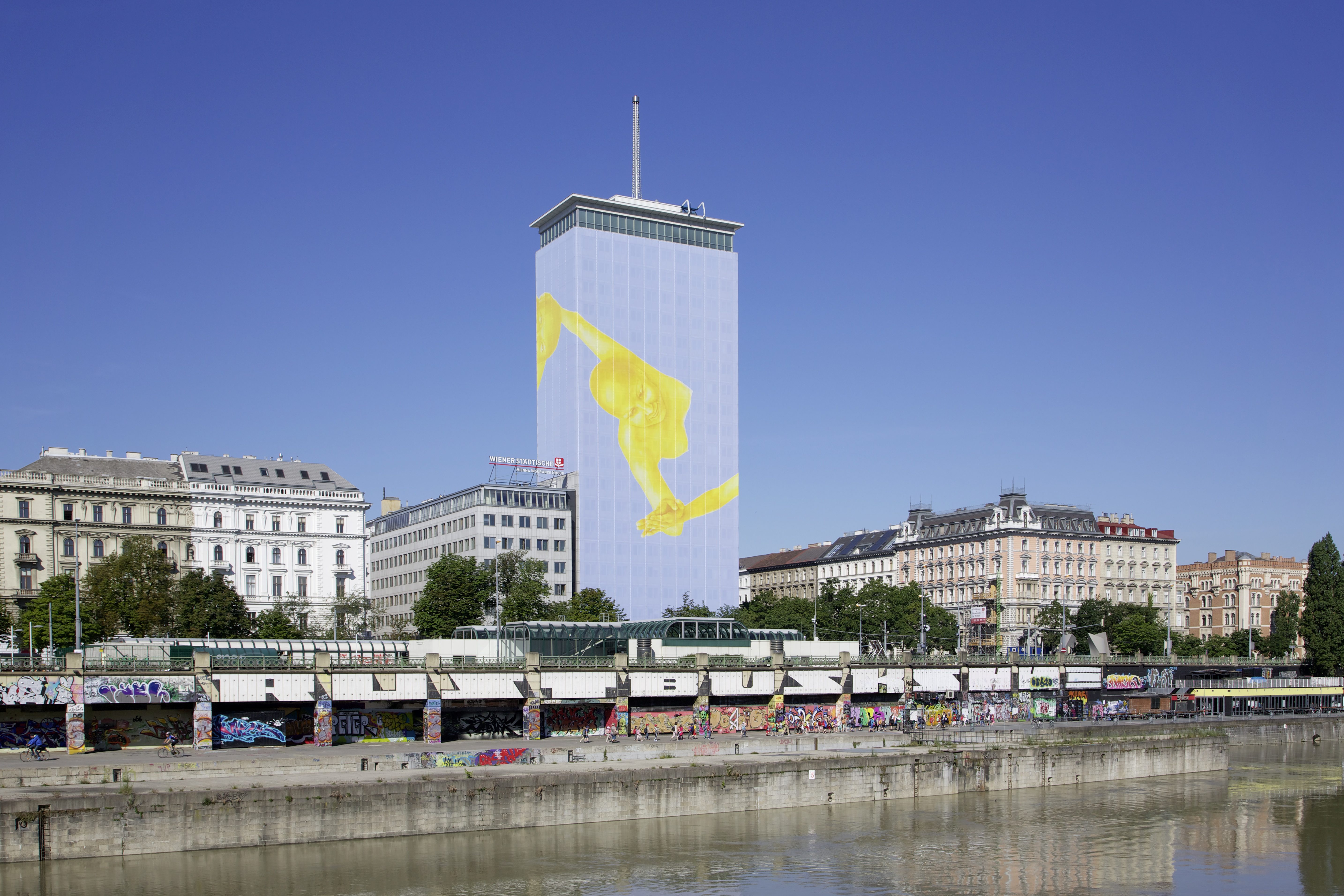 Der verhüllte Ringturm im Jahr 2013 mit einem Motiv der Künstlerin Dorota Sadovská