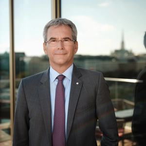 © Ian Ehm Portrait of CEO Hartwig Löger, St. Stephen's Cathedral blurred in the reflection in the background