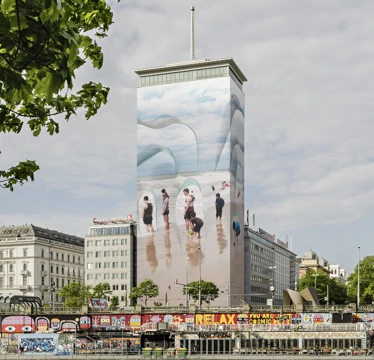 © Rendering/Foto: Wiener Städtische Versicherungsverein/Hertha Hurnaus Ringturmverhüllung 2023 mit dem Werk Wandernde Eisberge der slowenischen Künstlerin Vanja Bućan mitten im Wiener Stadtzentrum
