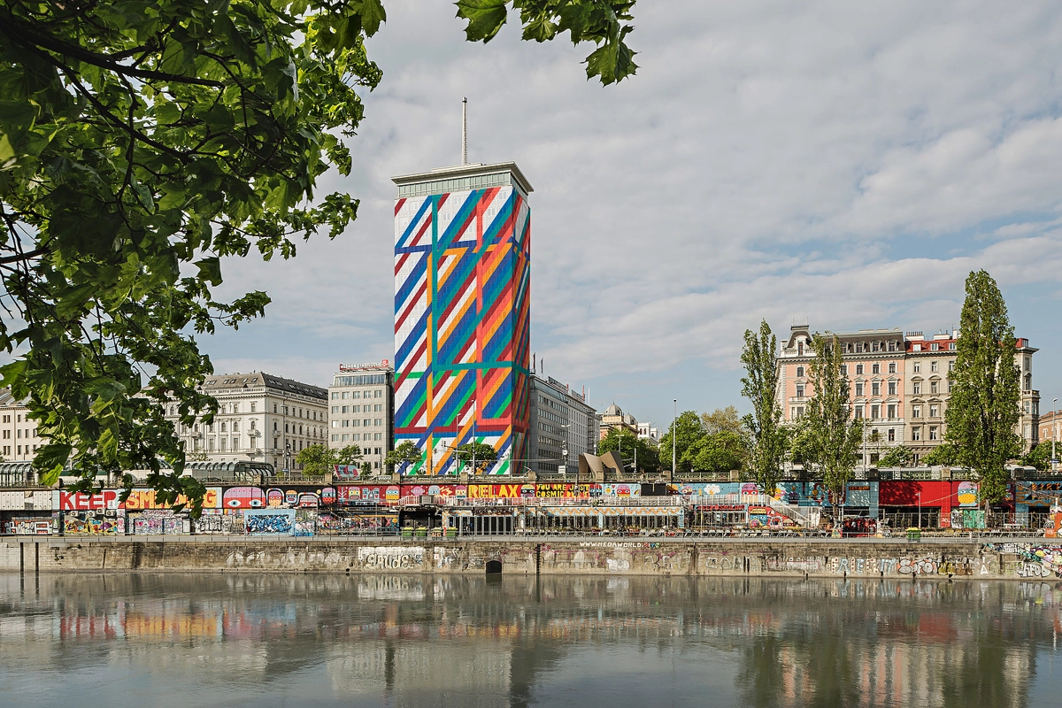 © Hertha Hurnaus / Dóra Maurer  Der verhüllte Ringturm im Jahr 2022 mit einem Motiv der Künstlerin Dóra Maurer