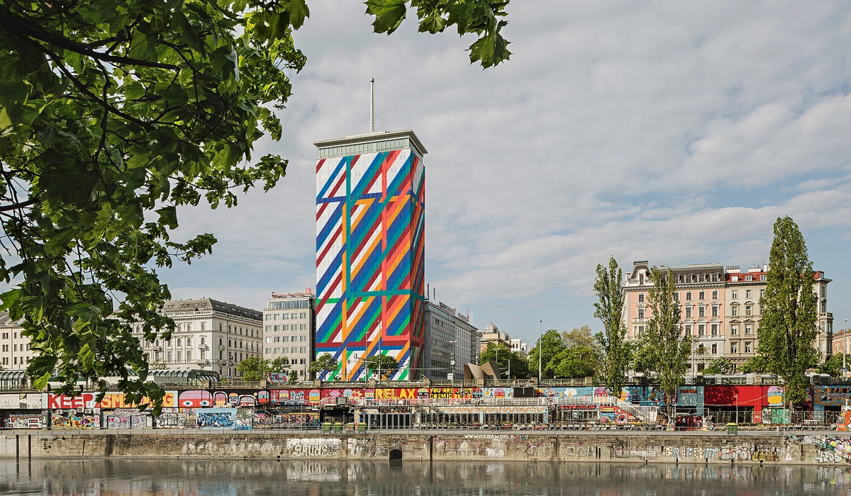Ringturm wrapped 2022; Facade Art: With one another from Dóra Maurer