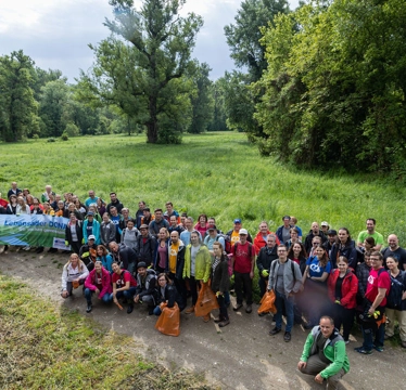 Employees of Donau Versicherung volunteering on Social Active Day