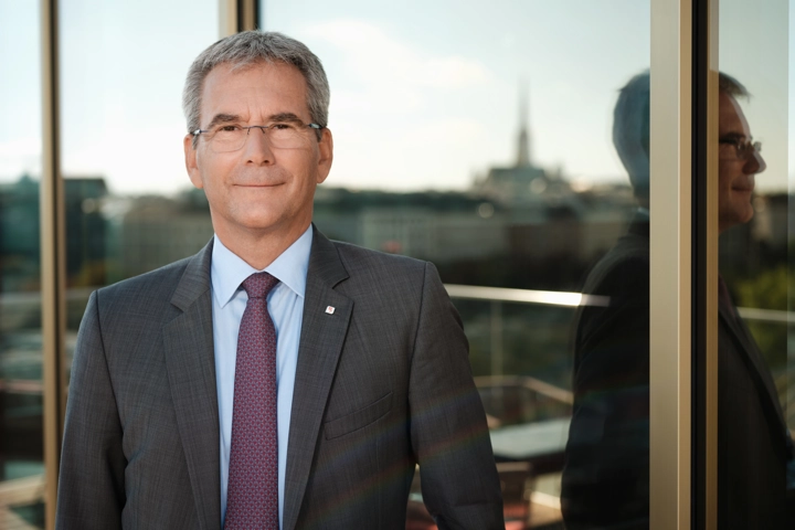 © Ian Ehm Portrait of CEO Hartwig Löger, St. Stephen's Cathedral blurred in the reflection in the background