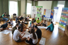© EYFON European Youth Forum Neumarkt Jugendliche Teilnehmer:innen sitzen bei einer Gruppenarbeit am Boden