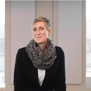 © Laurent Ziegler VIG employee sitting on the edge of her desk