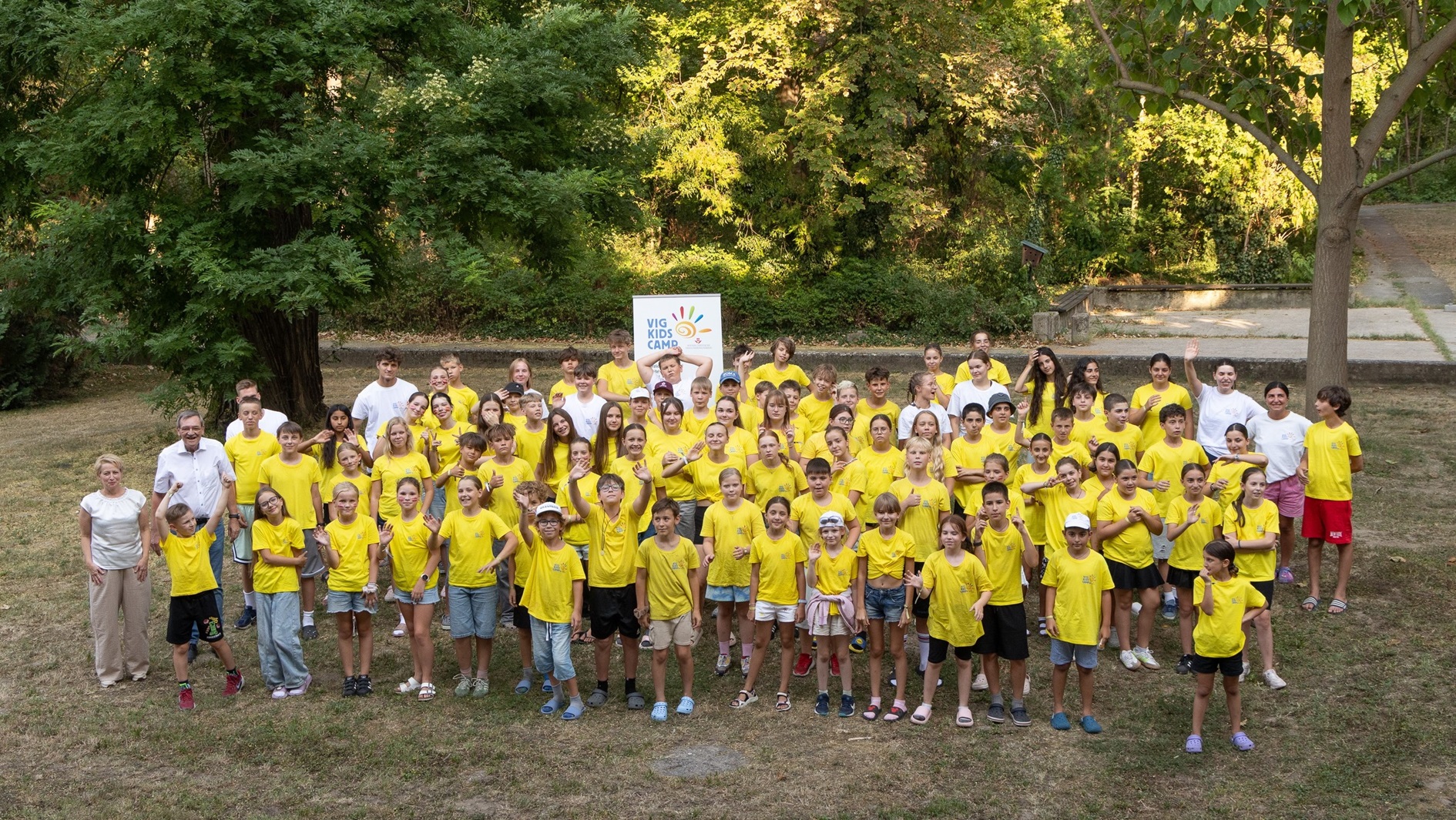 Gruppenfoto von Kindern und Betreuer:innen beim VIG Kids Camp 2026 im Freien.