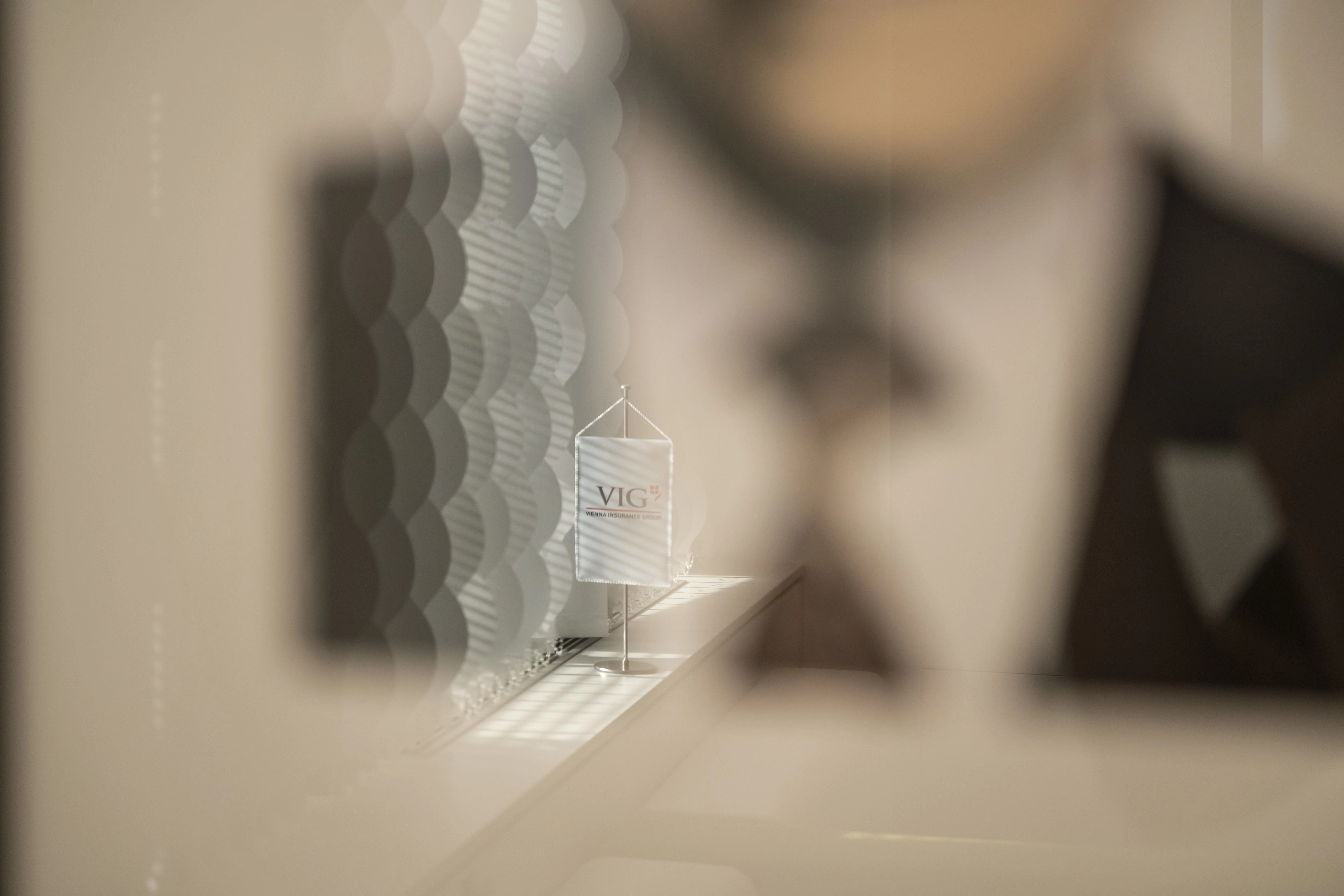 © Jakob Waldhör/kraftwerk Tischfahne und Spiegelung von Bild mit Mann im Anzug