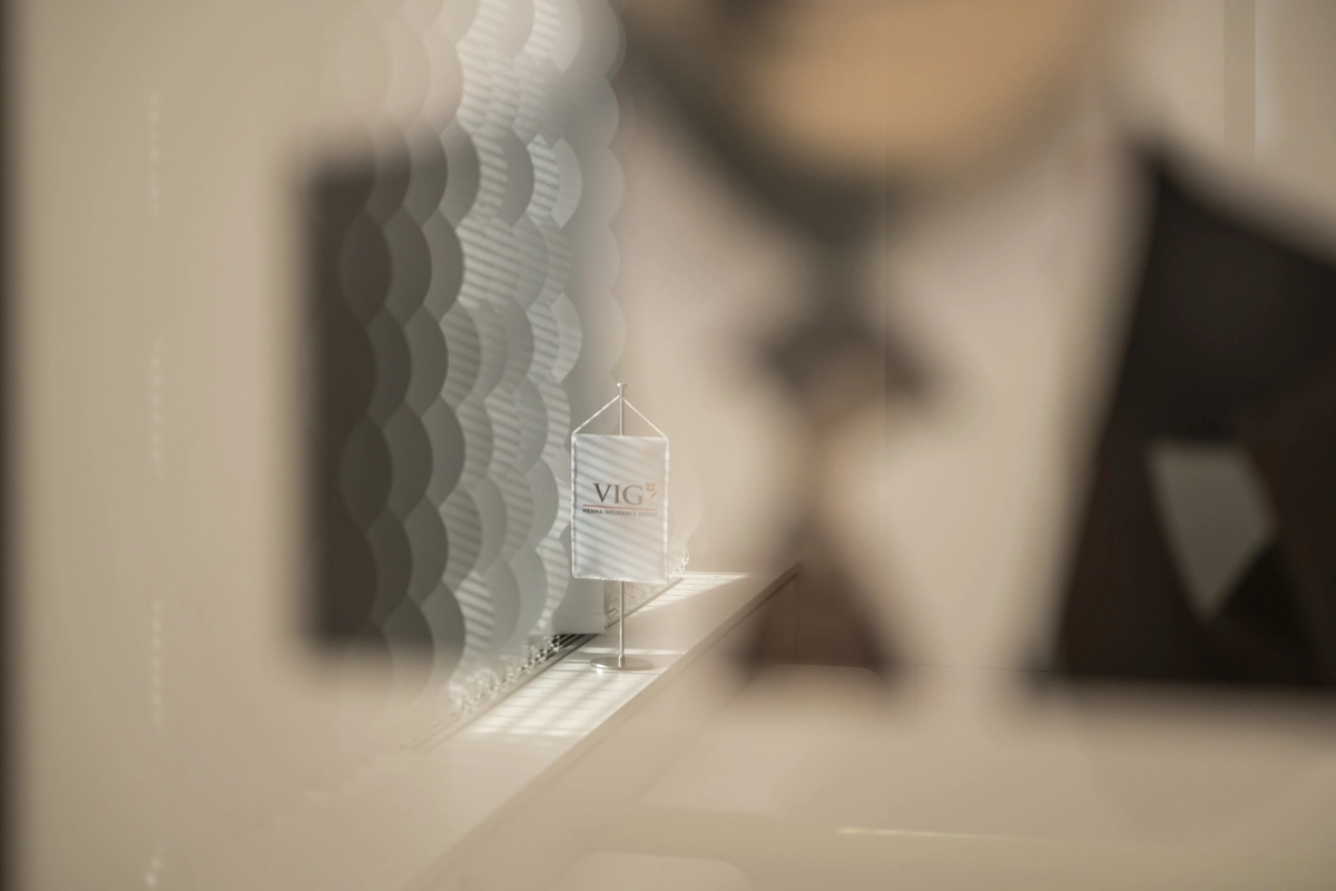 © Jakob Waldhör/kraftwerk Tischfahne und Spiegelung von Bild mit Mann im Anzug