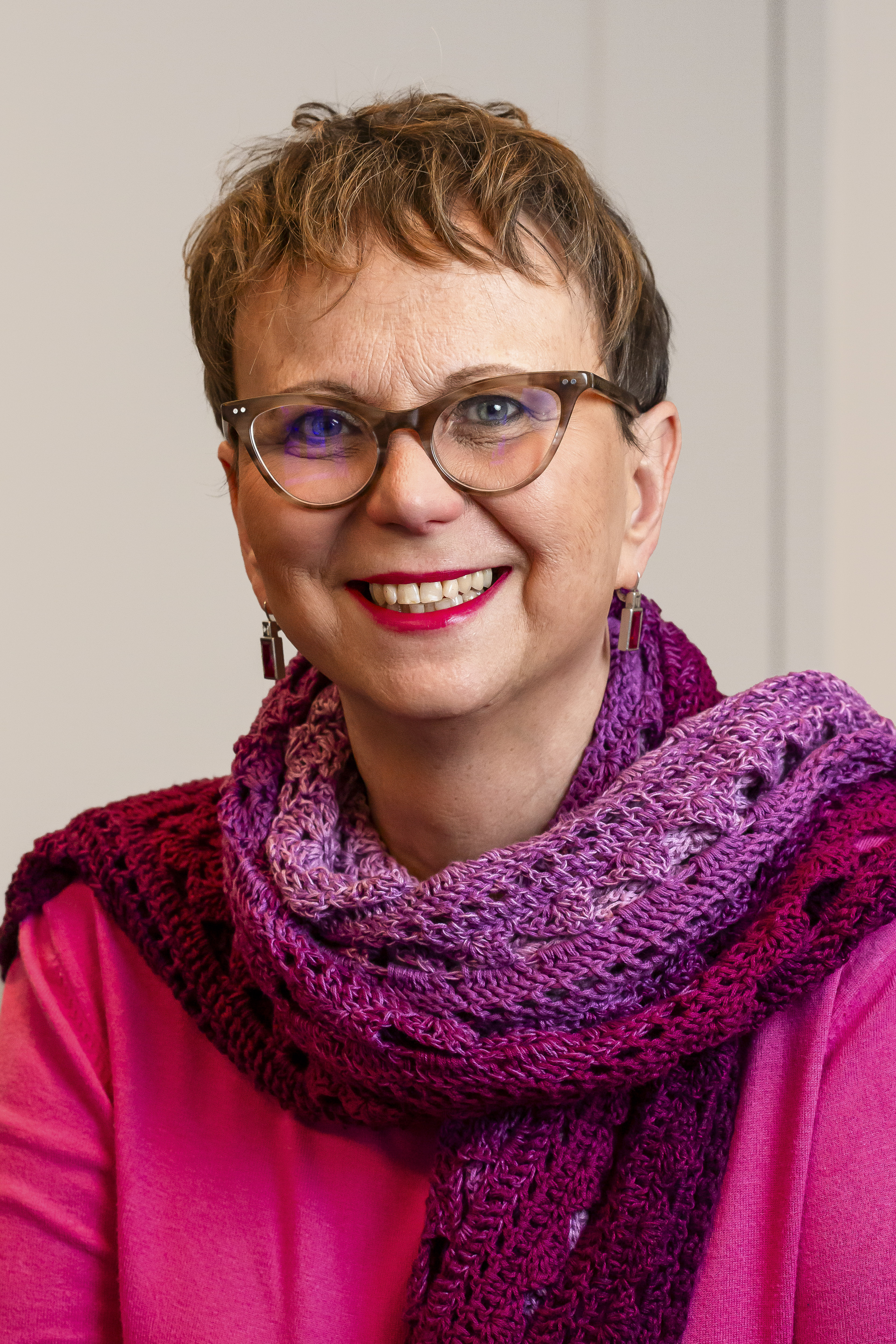 VIG employee with scarf and glasses