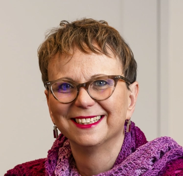 © Martin Marschall VIG employee with scarf and glasses