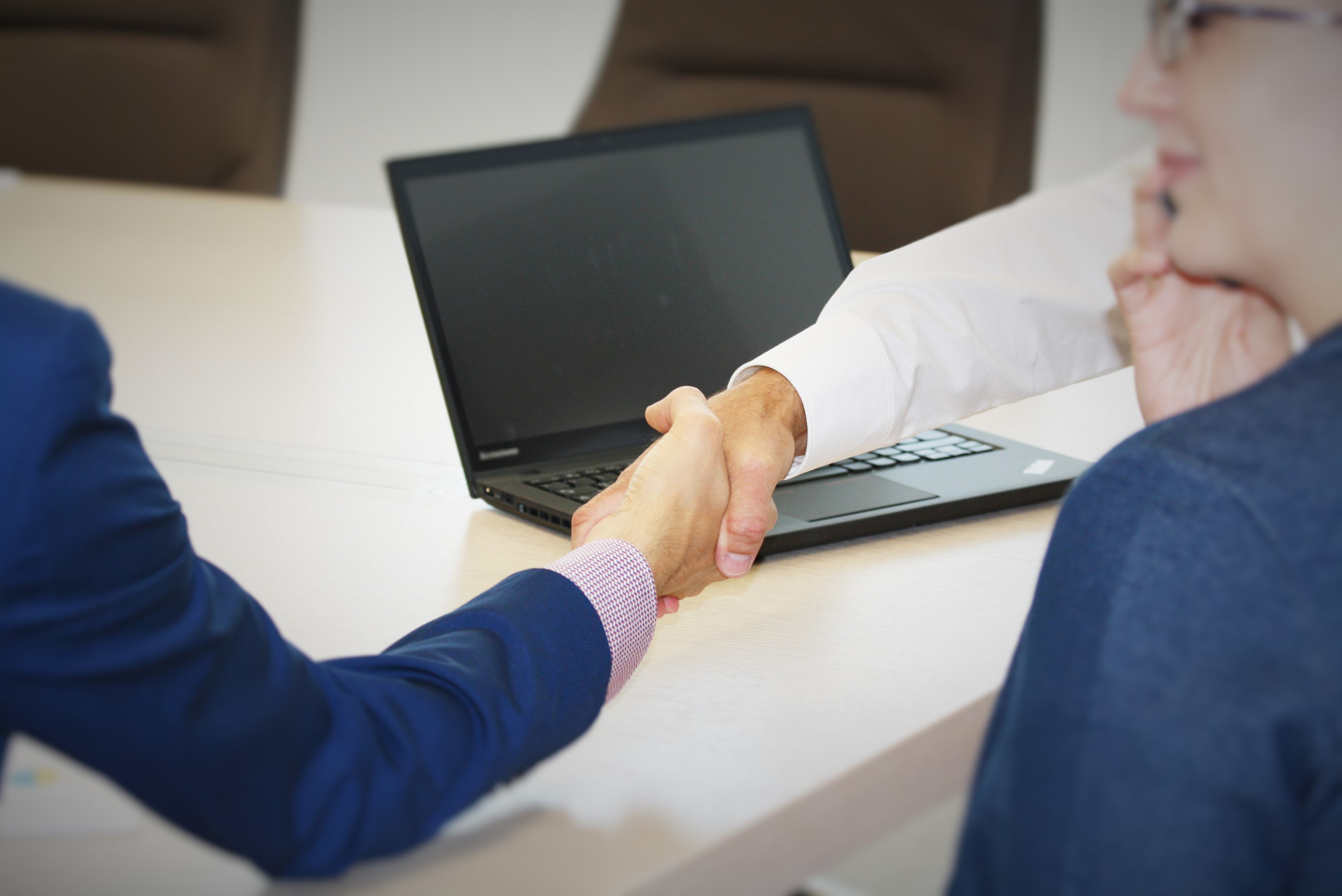 Nahaufnahme Hände schütteln in einem Konferenzraum