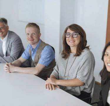© Marlene Fröhlich 4 generations of VIG employees are sitting next to each other at a table