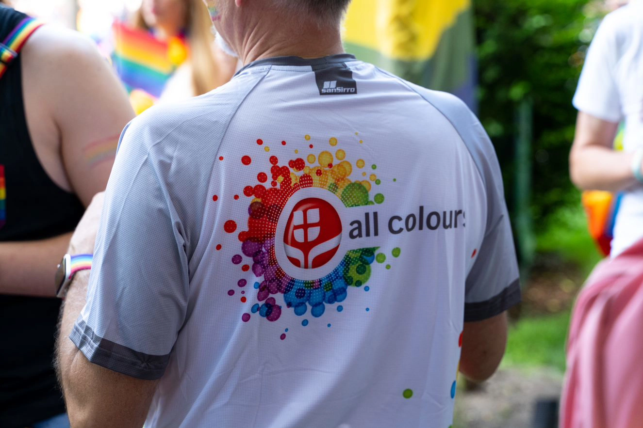 Person trägt ein All-Colours-T-Shirt