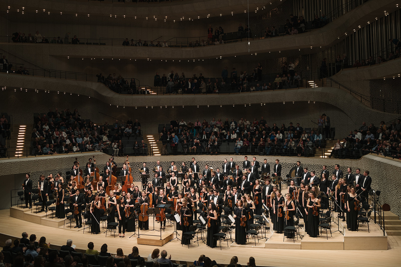 Das Gustav Mahler Jugendorchester in einem Konzertsaal