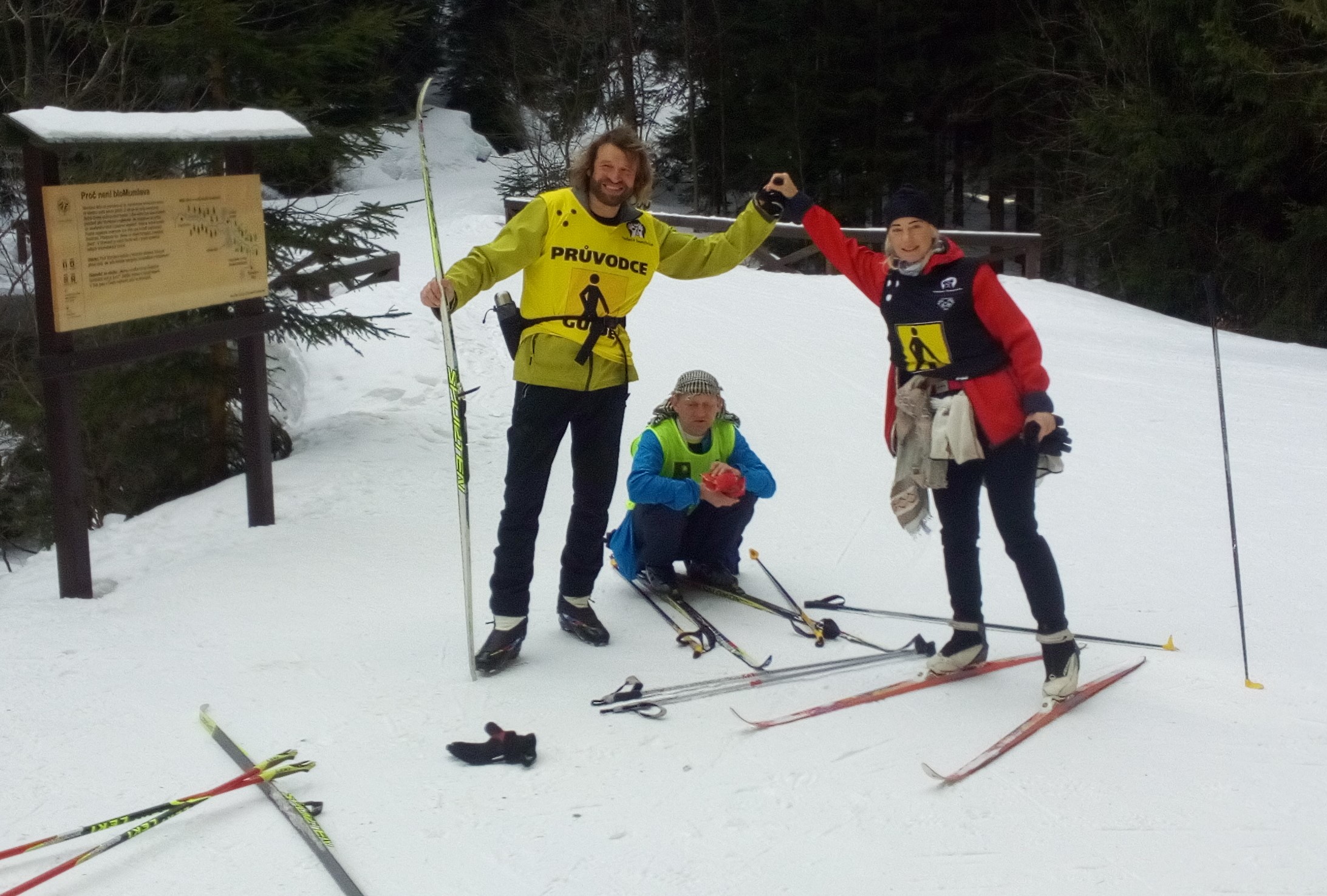 Drei Personen beim Skifahren