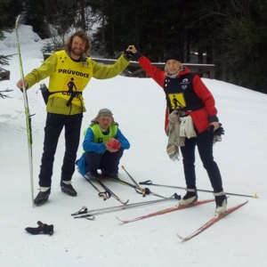 Gabriela Nella Požárová mit sehbehinderten Skisportlern