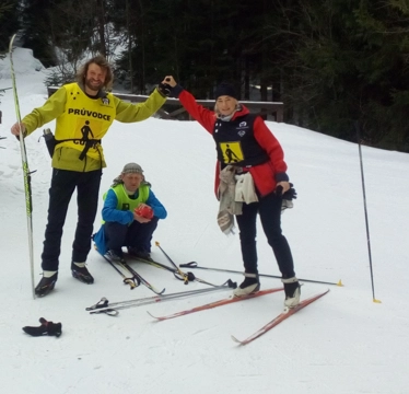 © TJ Zora Praha Drei Personen beim Skifahren