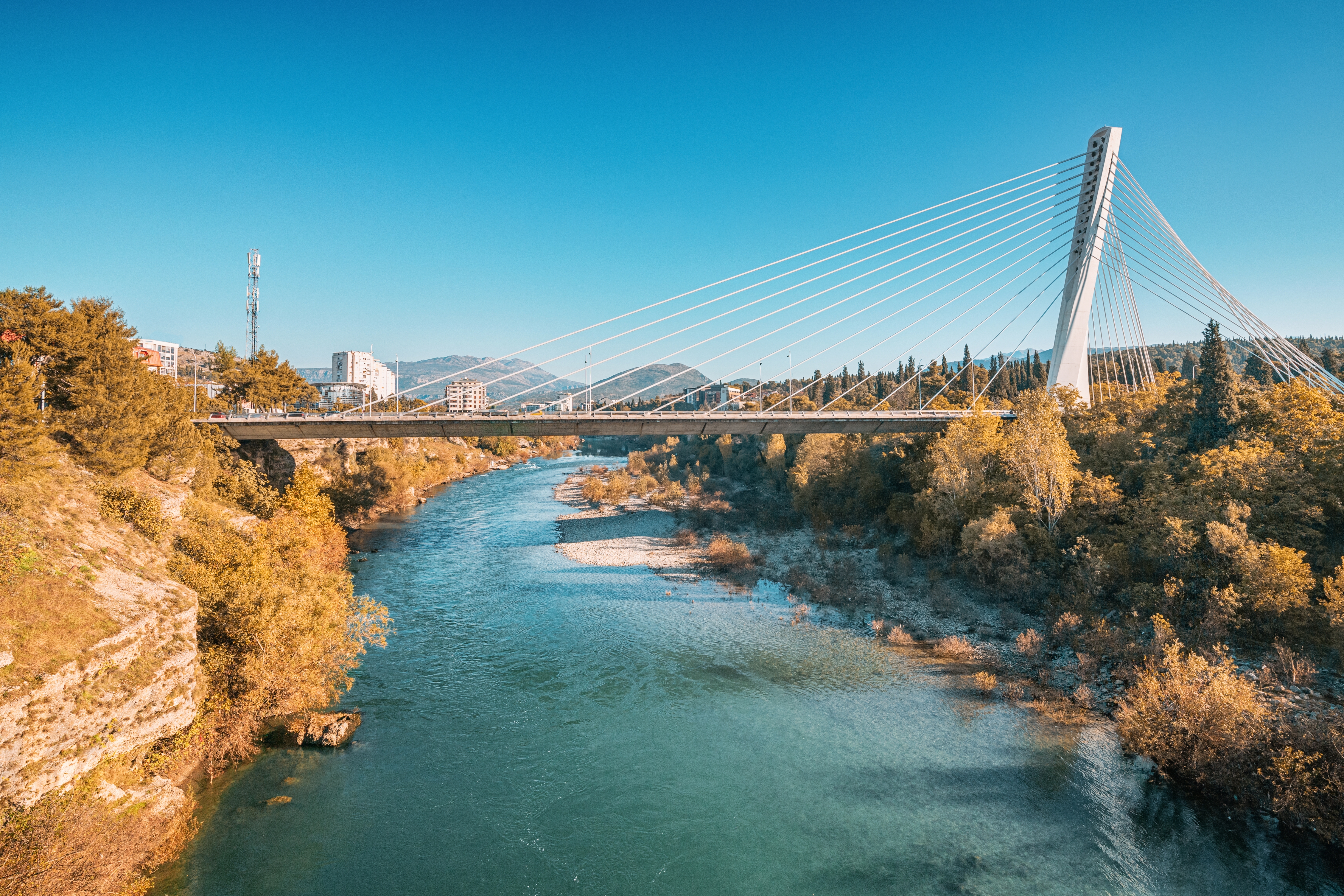 Millenniumbrücke und Fluss Morača, im Hintergrund Podgorica, Montenegro
