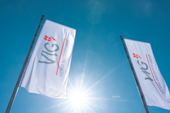 2 Fahnen mit VIG Logo flattern im Wind