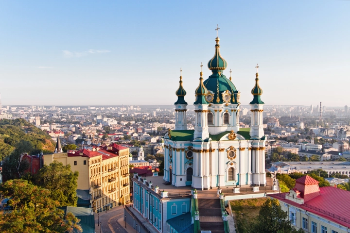 © Shutterstock, Oleg Totskyi Andrew's Church and cityscape view of Kyiv, Ukraine