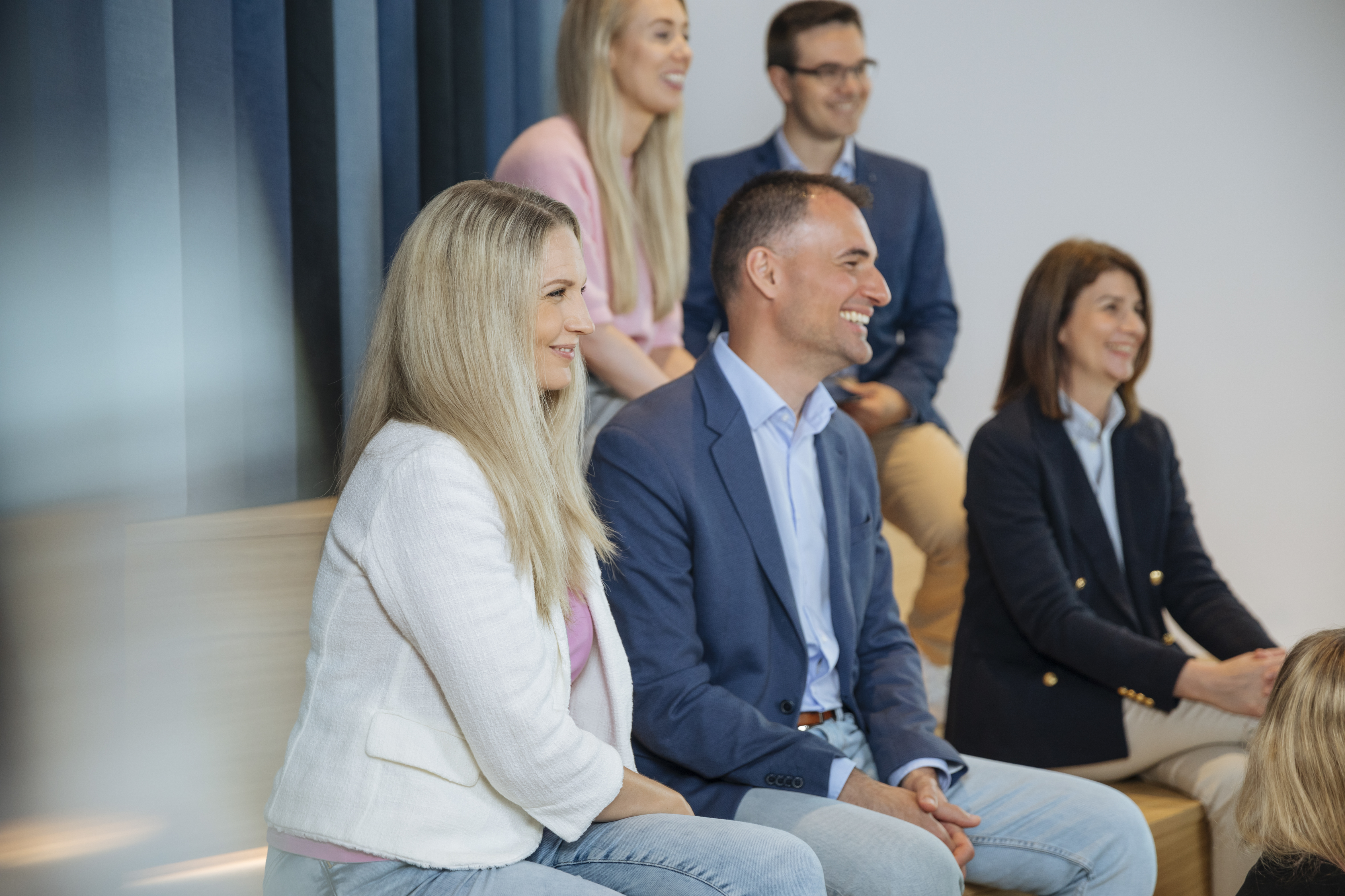 Seitenansicht von Team auf Tribühne