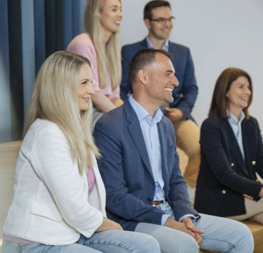 © Luxundlumen Marlene Froehlich Side view of team on wooden platform