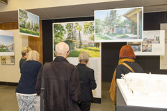 Besucher:innen bei einer "Architektur im Ringturm" Ausstellung
