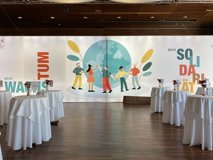 © VIG VIG AGM 2023 Dining room; bar tables in front of billboard