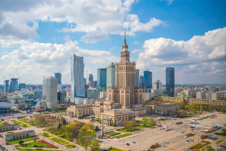 © Shutterstock, f11photo Warschauer Skyline mit bewölktem Himmel, Polen