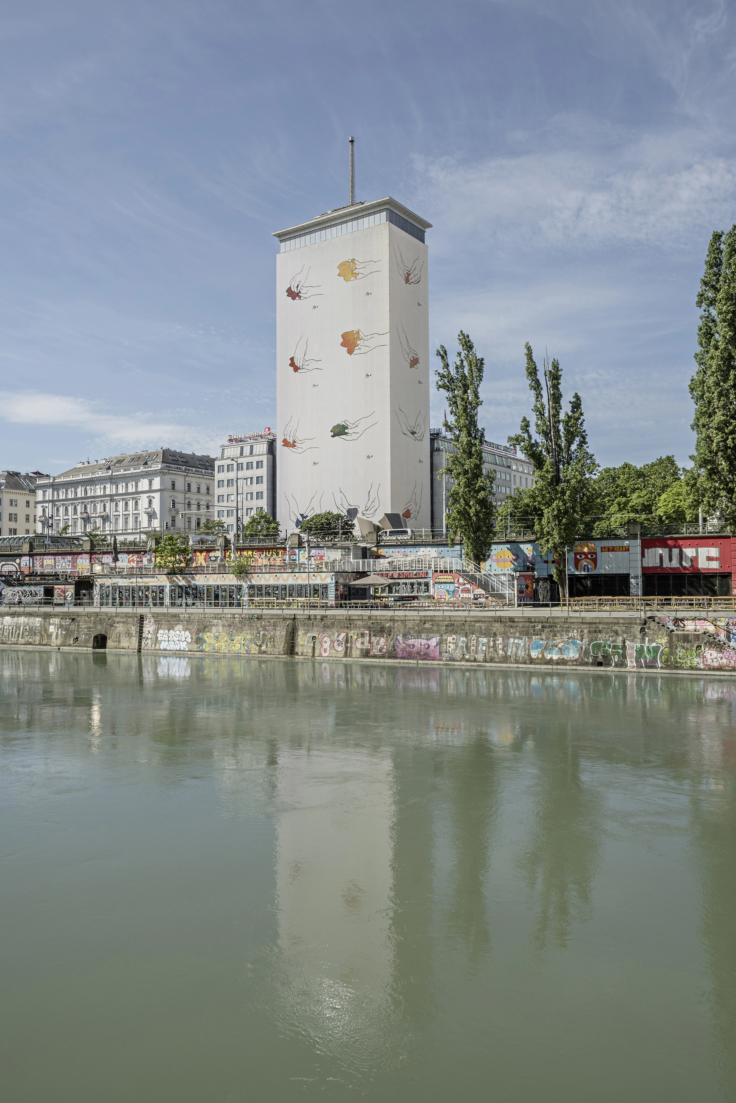 Ringturmverhüllung 2026: Blick vom Donaukanal auf den umhüllten Ringturm