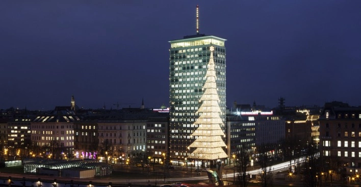 Ringturm bei Nacht mit großer Weihnachtsbeleuchtung