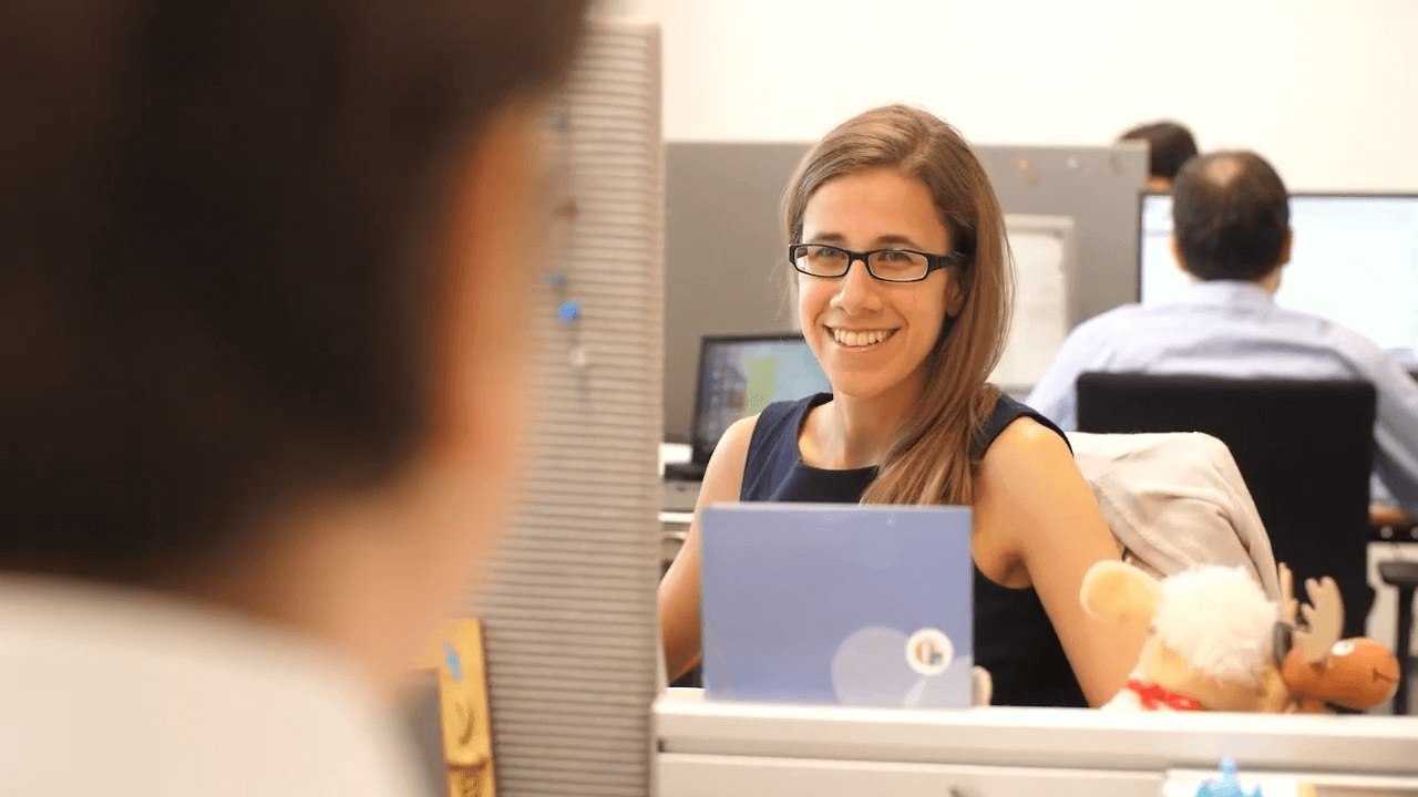 Mitarbeiterin des Actuarial Departments sitzt an ihrem Arbeitsplatz