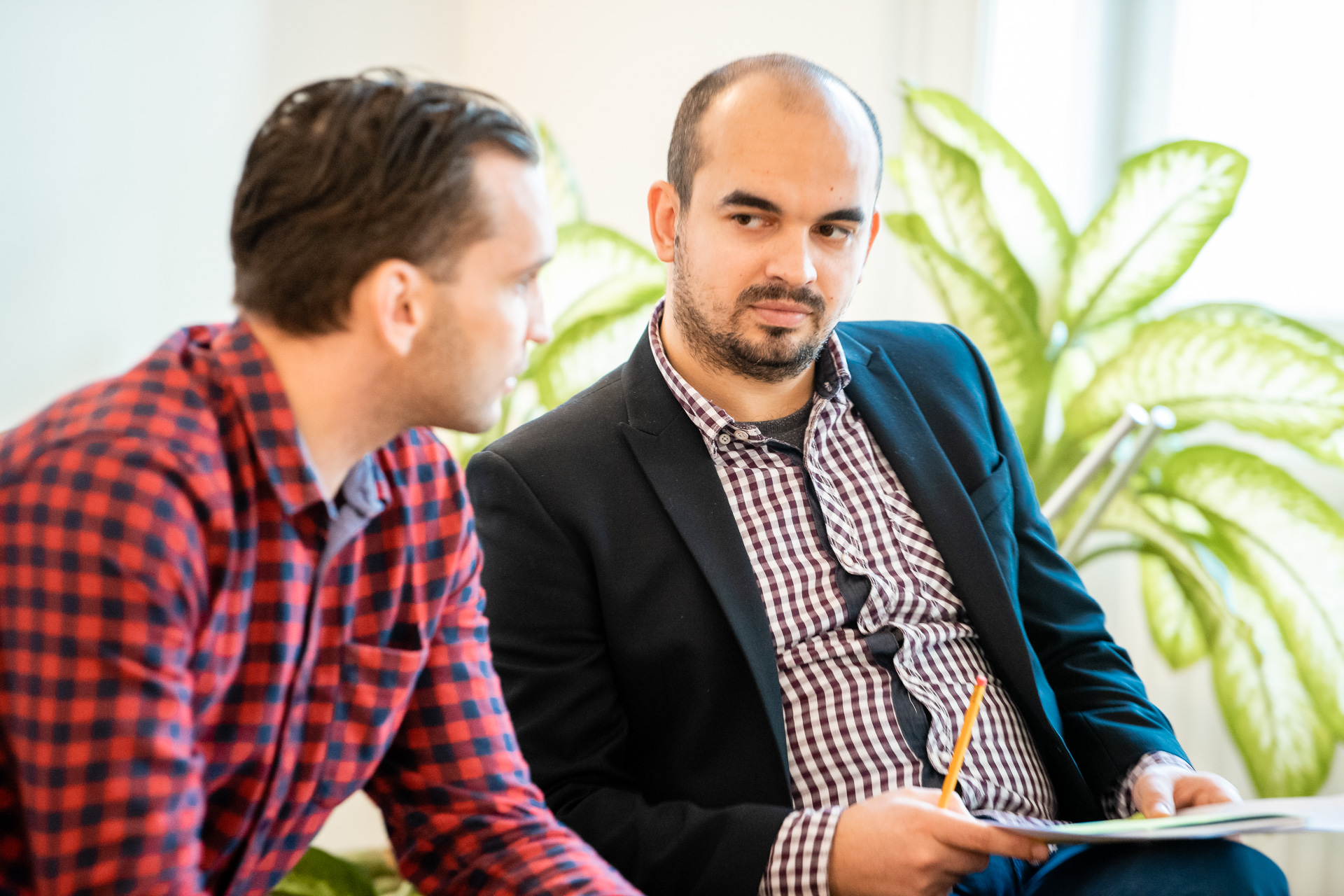 2 employees having a conversation while sitting