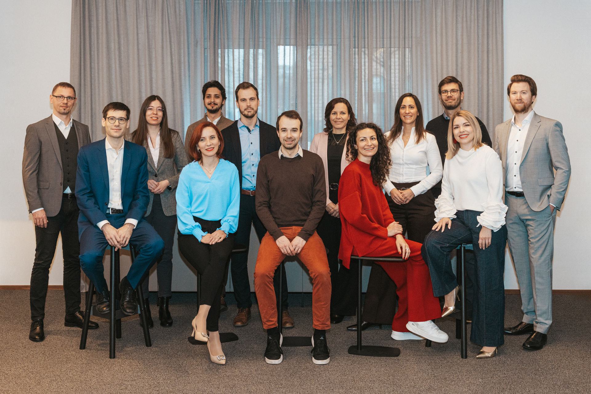 2 Mitarbeter unterhalten sich sitzend