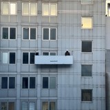 © VIG Die Ringturmbeleuchtung wird angebracht, zwei Männer bei der Anbringung in einer Gondel