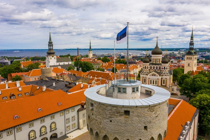 Großer Hermann in Estland mit Nationflagge