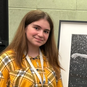 © VIG Barbare Chikviladze, winner of the children's peace picture, poses with her picture and the check