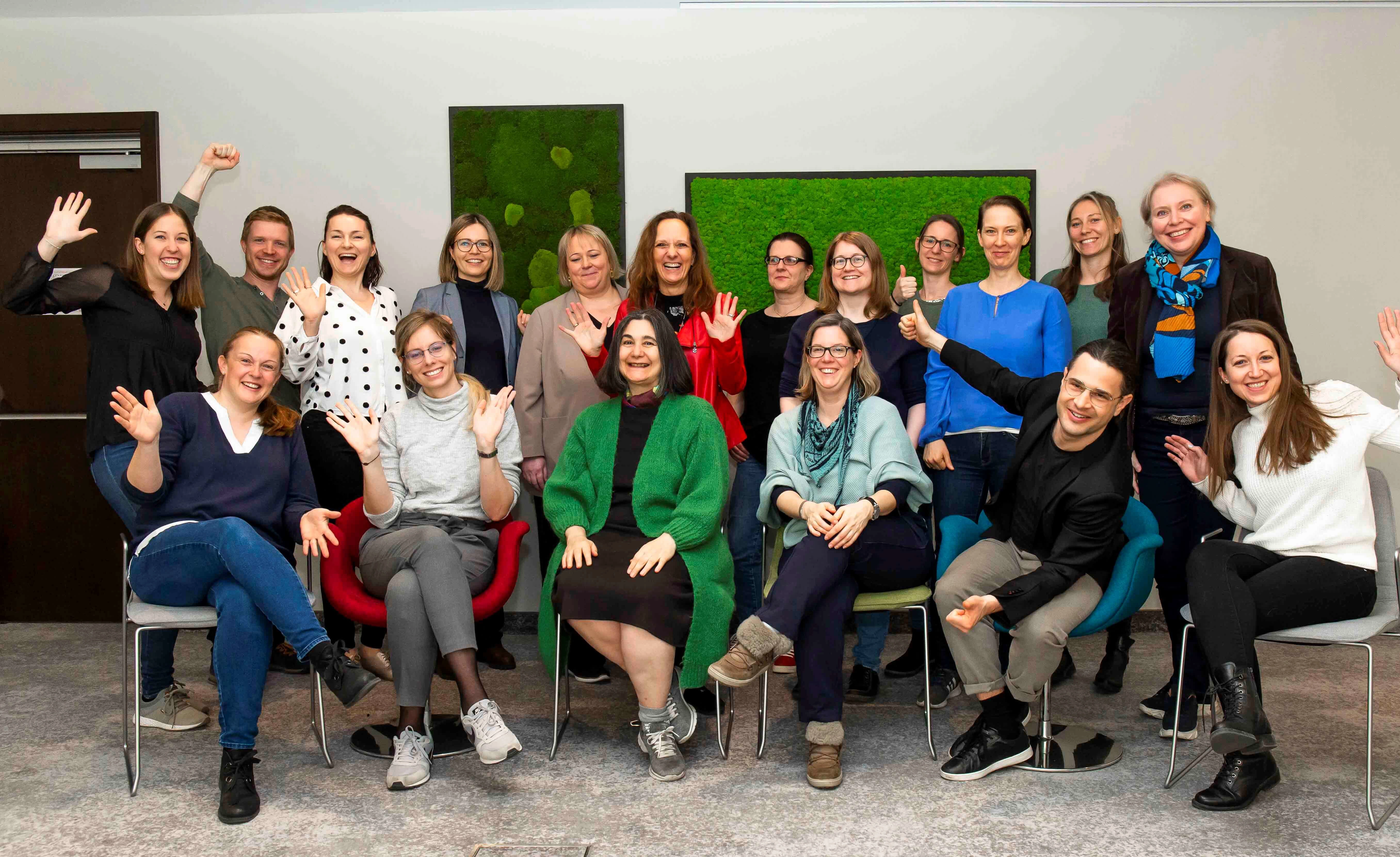 © Martin Marschall Das Team der VIG HR-Abteilung winkt und lächelt in die Kamera