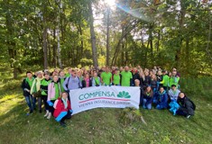 Compensa employees collecting garbage on Social Active Day