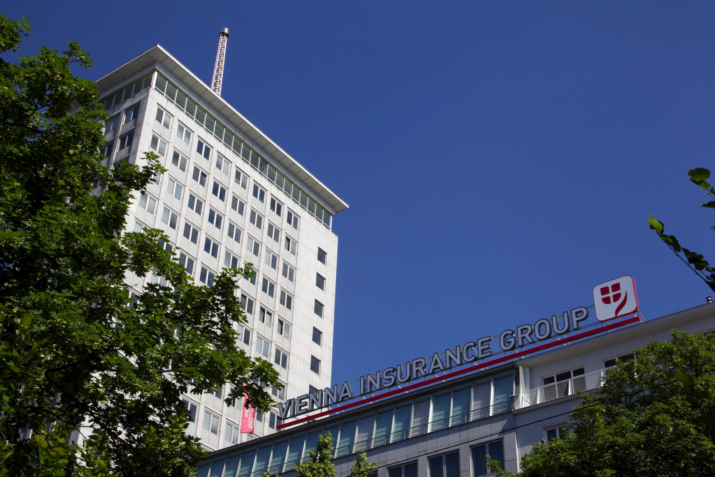 Frontal view of Ringturm witth branches and logo of Wiener Städtische.