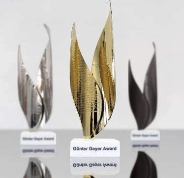 © Wiener Städtische Versicherungsverein Ansicht der drei Pokale in Gold, Silber und Bronze des Günter Geyer Preises für soziales Bewusstsein