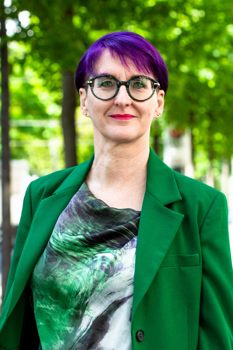 Employee:in with purple hair on Vienna's Ringstrasse