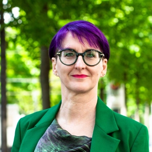 Employee:in with purple hair on Vienna's Ringstrasse