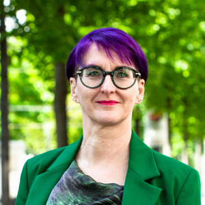 © Martin Marschall Employee:in with purple hair on Vienna's Ringstrasse