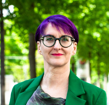 © Martin Marschall Mitarbeiter:in mit violetten Haaren an der Wiener Ringstraße